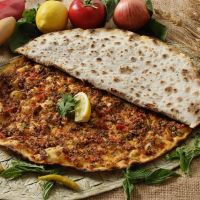 Lahmacun mit Hähnchen Drehfleisch